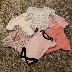 Bundle:5 bodysuits/onesies + 1 t-shirt. 0-3 months